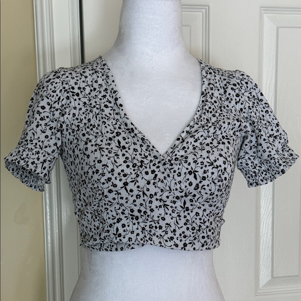 PacSun LA Hearts Cropped Floral Top cross-front, "wrap style" crop Elastic hem